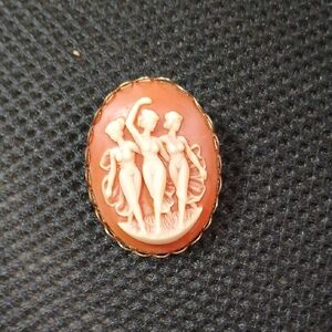 Elegant Cameo Brooch in Gold and Cream